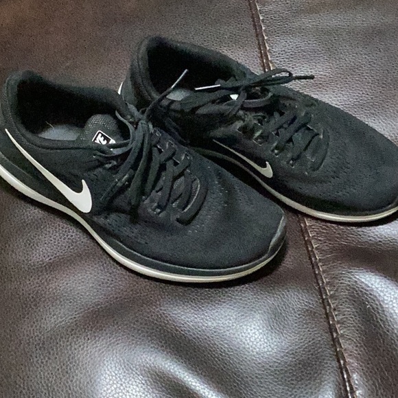 Nike flex sneaker in black. - Picture 1 of 4